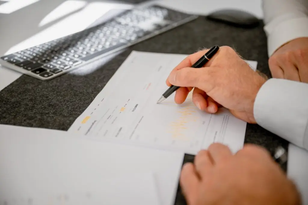 Auswertung eines Marktpreis-Charts mit Stift