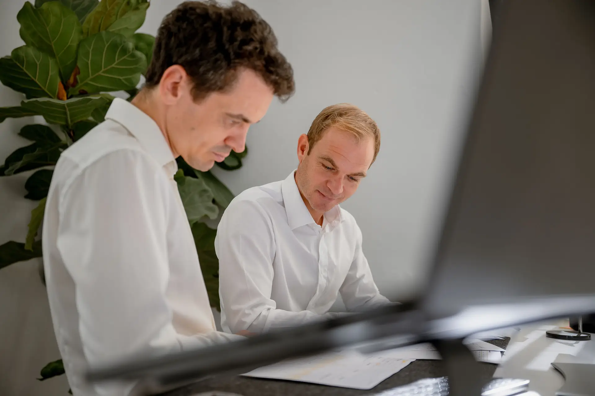 Zwei Berater der EMS-Gruppe besprechen eine Analyse